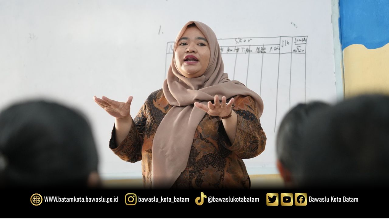 Koordinator Divisi Sumber Daya Manusia, Organisasi, dan Pendidikan dan Pelatihan Bawaslu Kota Batam, Ully Yushariyen Damanik, saat menjadi narasumber dalam sosialisasi Bawaslu Goes to School di SMA Negeri 3 Batam, Kamis (22/10/2026).