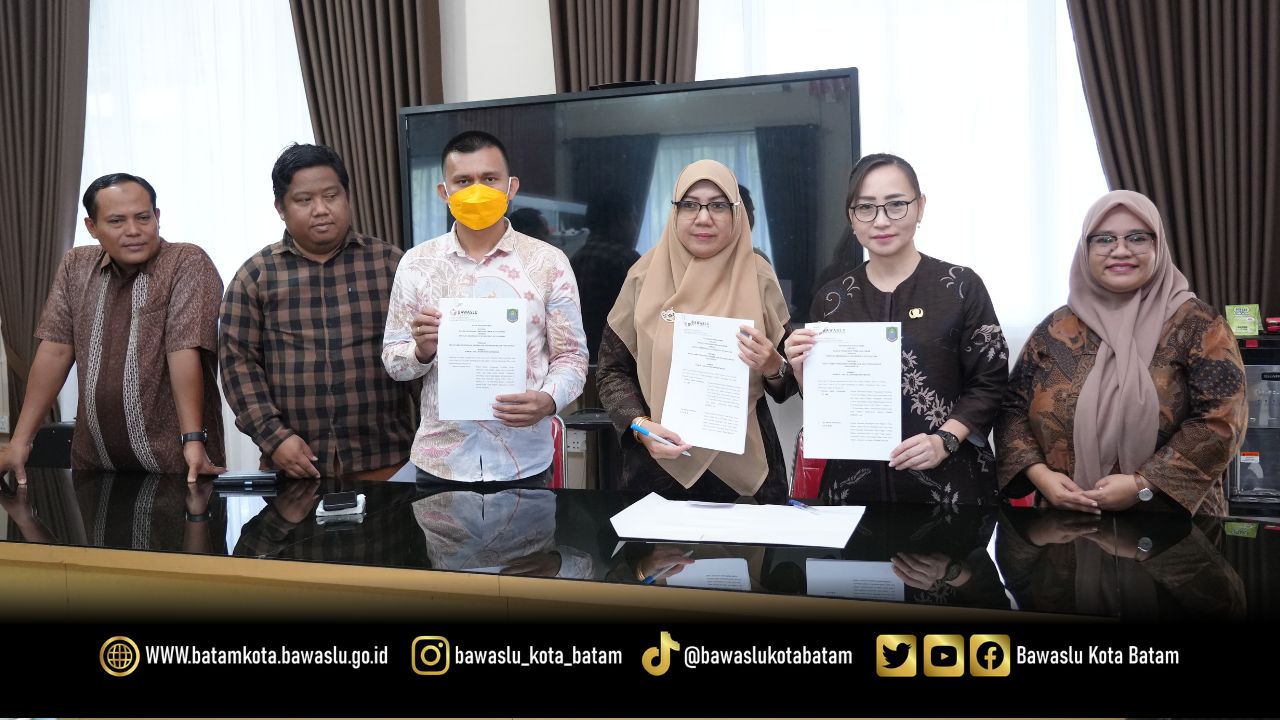 Bawaslu Kota Batam menandatangani nota kesepahaman (Memorandum of Understanding/MoU) dan perjanjian kerja sama (PKS) dengan SMA Negeri 3 Batam di ruang rapat sekolah, Kamis (22/10/2026).
