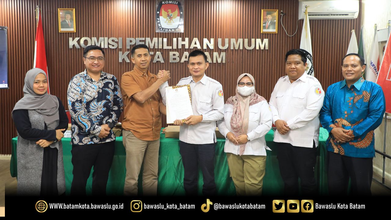 Ketua Bawaslu Batam bersama anggota saat menerima salinan Berita Acara penetapan Pemutakhiran Data Pemilih Berkelanjutan (PDPB) Triwulan III Tahun 2026 yang diserahkan Ketua KPU Kota Batam.