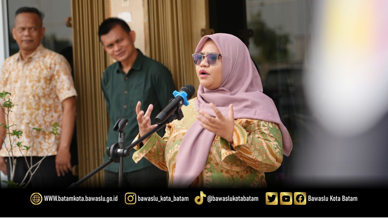 Koordinator Divisi SDM, Organisasi, dan Diklat Bawaslu Kota Batam, Ully Yushariyen Damanik, mengingatkan seluruh jajaran Bawaslu untuk menjaga kesehatan sekaligus memperkuat kualitas kerja pengawasan, Senin (5/10/2026).