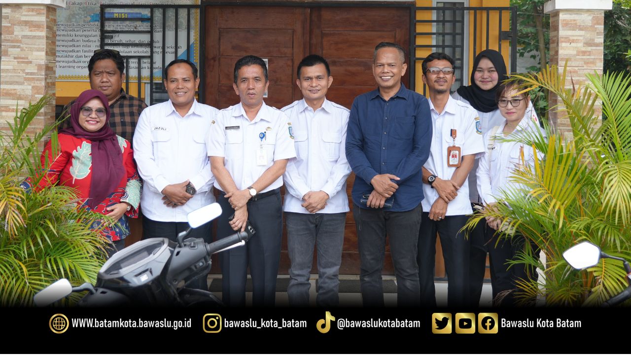 Ketua dan Anggota Bawaslu Kota Batam bersama Kepala SMA Negeri 20 Batam serta jajaran berfoto bersama usai audiensi terkait rencana kerja sama dan pelaksanaan program Bawaslu Goes to School sebagai upaya memperkuat pendidikan demokrasi bagi pemilih pemula (7/10/2026).