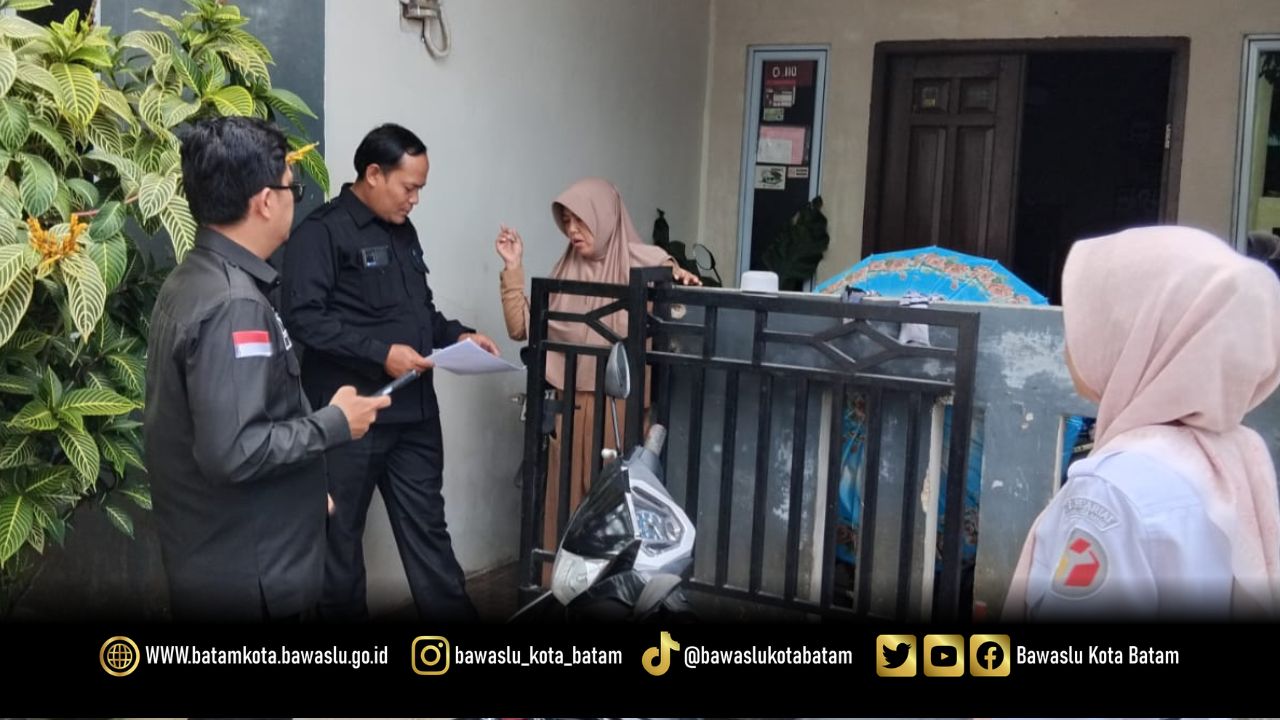 Koordinator divisi Penyelesaian sengketa Bawaslu Kota Batam, Jazuli bersama sekretariat saat melakukan uji petik PDPB TW II