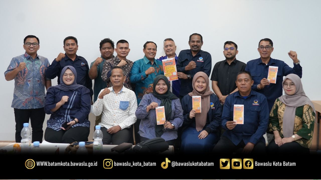 Bawaslu Kota Batam saat mengunjungi DPD Partai NasDem Kota Batam di Ruko Grand Marchelia Batam Kota dalam agenda Silaturahmi dan Koordinasi Lanjutan terkait Pengawasan Pemutakhiran Data Partai Politik Berkelanjutan Tahun 2026, Jumat (16/10/2026).