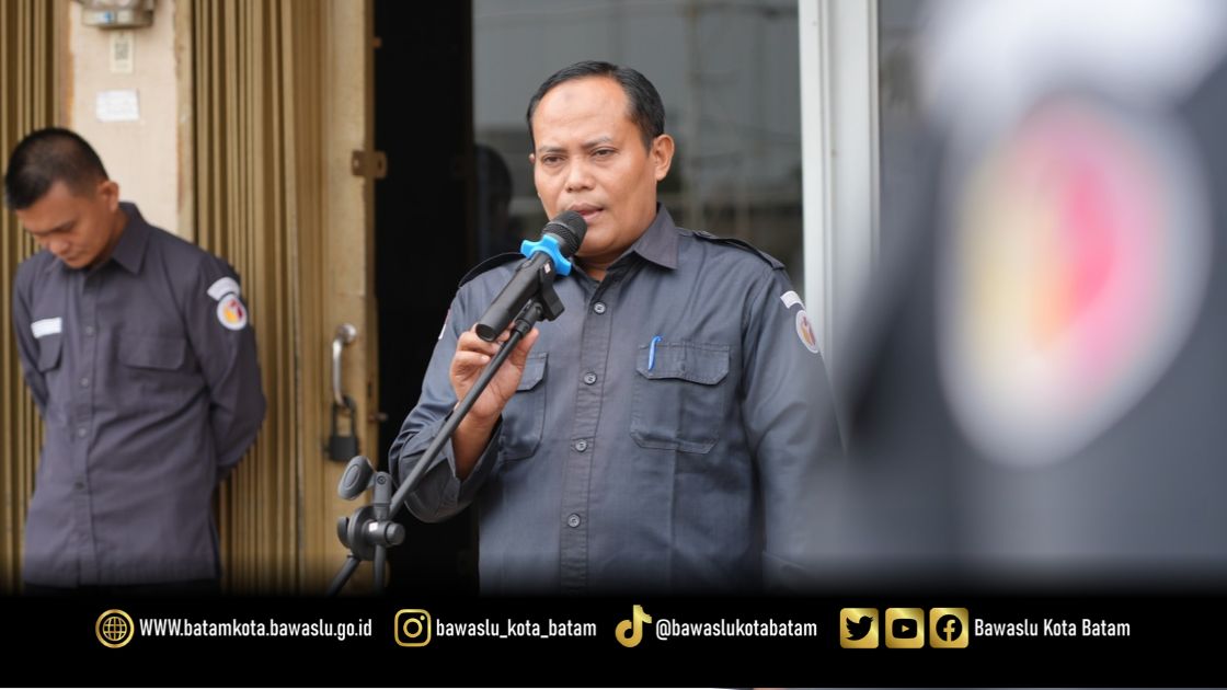 Di hadapan jajaran sekretariat, Jazuli menekankan pentingnya menjaga kekompakan, memperkuat tanggung jawab setiap individu, serta membangun kerja sama lintas divisi saat menjadi pembina apel di lingkungan Bawaslu Kota Batam, Senin (26/10/2026).