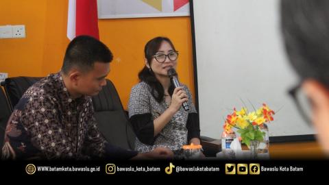 Kepala Sekretariat Bawaslu Kota Batam, Esther Irianti Lombogia, menutup kegiatan Monitoring, Evaluasi, dan Pelaporan Program Bawaslu Kota Batam di ruang sidang Bawaslu Kota Batam, Kamis (20/11/2025).