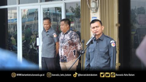 Ketua Bawaslu Kota Batam, Antonius Itoloha Gaho, memberikan amanat pada upacara peringatan Hari KORPRI ke-54 di Kantor Bawaslu Kota Batam, Senin (1/12/2025).