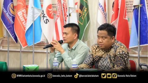 Ketua Bawaslu Kota Batam Antonius Itoloha Gaho bersama Zainal Abidin anggota Bawaslu Kota Batam saat mengikuti Rapat Koordinasi Pemutakhiran Data Pemilih Berkelanjutan (PDPB) Triwulan IV, Rabu (3/12/2025).