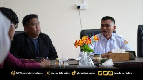 Ketua Bawaslu Kota Batam, Antonius Itoloha Gaho, menyampaikan pesan kepada Pengurus Cabang Ikatan Mahasiswa Muhammadiyah (PC IMM) Kota Batam saat menerima kunjungan silaturahmi di Kantor Bawaslu Kota Batam, Rabu (21/1/2026)