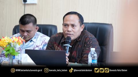 Sengketa bukan soal menang atau kalah, tetapi ruang uji tempat ketelitian, kesabaran, dan integritas dipertaruhkan. Koordinator Divisi Hukum dan Penyelesaian Sengketa Bawaslu Kota Batam, Jazuli, menyampaikan materi dalam Kegiatan Koordinasi Penyelesaian Sengketa Proses pada Selasa. (28/04/2026)