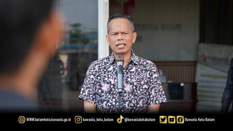 Koordinator Divisi Penanganan Pelanggaran, Data dan Informasi Bawaslu Kota Batam, Syailendra Reza IR, saat memimpin apel pagi di Kantor Bawaslu Kota Batam, Senin (27/4/2026). Dalam arahannya, ia menekankan pentingnya peningkatan kapasitas diri bagi seluruh jajaran sebagai upaya menghadapi dinamika kerja di era digital.