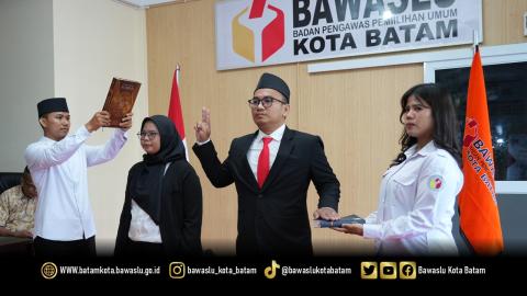 Sahat F. Rivai Lumban Toruan dan Vivi Susanti mengikuti prosesi pengucapan sumpah jabatan dalam pelantikan pejabat struktural dan pejabat fungsional di lingkungan Bawaslu RI yang dilaksanakan secara daring, Rabu (13/5/2026).