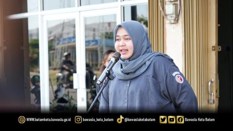 Kepala Sub Bagian Pengawasan dan Humas Bawaslu Kota Batam, Putri Larasati Anggiawan, memimpin apel pagi di halaman parkir Kantor Bawaslu Kota Batam, Senin (11/5/2026).