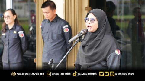 Vivi Susanti memimpin apel pagi di lingkungan Bawaslu Kota Batam yang dilaksanakan di lapangan parkir Kantor Bawaslu Kota Batam, Senin (18/5/2026). Dalam amanatnya, Vivi mengingatkan pentingnya disiplin, etika kerja, dan tanggung jawab dalam melaksanakan tugas di lingkungan Bawaslu Kota Batam.