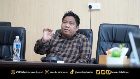 Koordinator Divisi Pencegahan, Parmas dan Humas Bawaslu Kota Batam, Zainal Abidin, menyampaikan alur pelaksanaan Pendidikan Pengawas Partisipatif (P2P) Tahun 2026 dalam rapat daring bersama peserta yang telah dinyatakan lulus, Senin (18/5/2026).