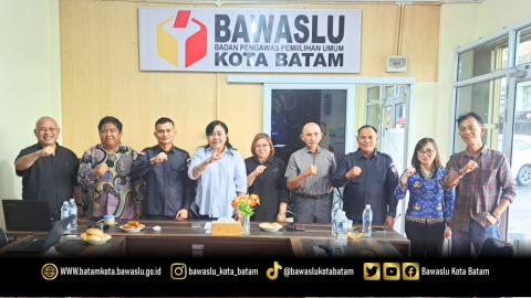 Bawaslu Kota Batam berfoto bersama pengurus dan jemaat GMIM Sentrum Batam usai kegiatan Konsolidasi Demokrasi di Kantor Bawaslu Kota Batam, Senin (1/6/2026).