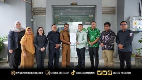 Penandatanganan Nota Kesepahaman dan Perjanjian Kerja Sama antara Bawaslu Kota Batam dan SMAN 8 Batam sebagai langkah bersama dalam memperkuat pendidikan demokrasi, pengawasan partisipatif, serta pembinaan pemilih pemula di Kota Batam, Selasa (2/6/2026).