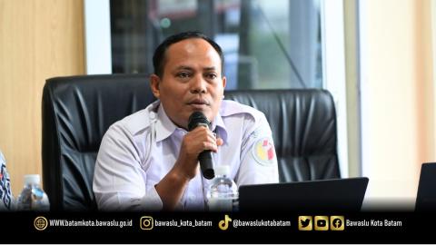 Koordinator Divisi Hukum dan Penyelesaian Sengketa Bawaslu Kota Batam, Jazuli, menyampaikan pentingnya pemahaman menyeluruh terhadap mekanisme penyelesaian sengketa proses Pemilu saat Diskusi Asyik Bareng Bawaslu (DISERBU) Seri ke-10, Rabu (8/7/2026).