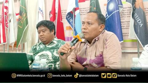 Koordinator Divisi Hukum dan Penyelesaian Sengketa Bawaslu Kota Batam, Jazuli, menyampaikan masukan dalam Rapat Rekapitulasi Pemutakhiran Data Pemilih Berkelanjutan (PDPB) Triwulan II Tahun 2026 di Kantor KPU Kota Batam, Rabu (1/7/2026).