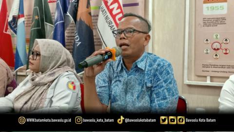 Koordinator Divisi Penanganan Pelanggaran, Data dan Informasi Bawaslu Kota Batam, Syailendra Reza Irwansyah Rezeki, menyampaikan masukan dalam Rapat Pleno Rekapitulasi Pemutakhiran Data Pemilih Berkelanjutan (PDPB) Triwulan II Tahun 2026 di Kantor KPU Kota Batam, Rabu (1/7/2026).