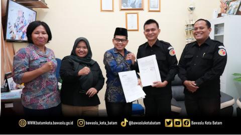 Bawaslu Batam melaksanakan penandatanganan Perjanjian Kerja Sama (PKS) dan Nota Kesepahaman (MoU) bersama SMA Negeri 28 Kota Batam dalam program Bawaslu Goes To School, Kamis (23/7/2026).