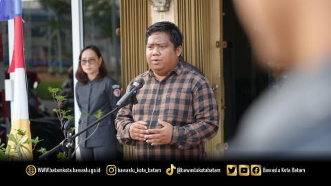Zainal Abidin, Koordinator Divisi Pencegahan, Parmas dan Humas Bawaslu Kota Batam, saat menjadi pembina apel pagi di lingkungan Bawaslu Kota Batam, Senin (25/8/2026).