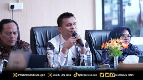 Ketua Bawaslu Batam, Antonius Itoloha Gaho, saat membuka kegiatan Pengelolaan Administrasi Keuangan Bawaslu Kota Batam: Pengelolaan Keuangan dan Indikator Kinerja Pelaksanaan Anggaran (IKPA) Tahun 2026