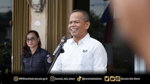 Koordinator Divisi Penanganan Pelanggaran, Data dan Informasi Bawaslu Kota Batam, Syailendra Reza Irwansyah Rezeki, saat menjadi pembina apel pagi di Kantor Bawaslu Kota Batam, Senin (31/8/2026).