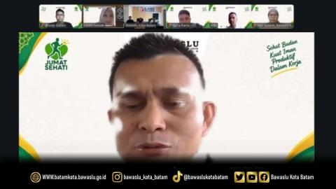 Ketua Bawaslu Kota Batam, Antonius Itolaha Gaho saat membuka kegiatan Jumat Sehati yang diisi dengan tausiyah bertema “Membangun Karakter Individu yang Cemerlang di Internal Bawaslu Kota Batam”