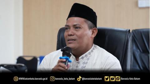 Koordinator Divisi Hukum dan Penyelesaian Sengketa Bawaslu Kota Batam, Jazuli saat menjadi narasumber pada kegiatan Jumat Sehati yang diisi tausiyah bertema “Membangun Karakter Individu yang Cemerlang di Internal Bawaslu Kota Batam”