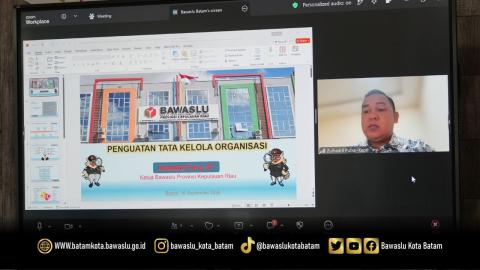 Zulhadril menyampaikan materi melalui Zoom Meeting di hadapan Ketua dan Anggota Bawaslu Kota Batam, jajaran sekretariat, serta perwakilan komunitas pengawas partisipatif.