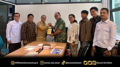 Bawaslu Batam dan BP Batam berfoto bersama usai kegiatan silaturahmi dan pembahasan pengelolaan serta pengembangan JDIH di Kantor BP Batam, Rabu (16/9/2026). Pertemuan tersebut diharapkan dapat memperkuat sinergi dalam penyediaan informasi hukum yang terbuka dan mudah diakses masyarakat.