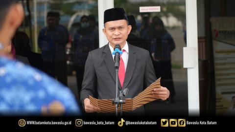 Ketua Bawaslu Kota Batam, Antonius Itoloha Gaho, membacakan naskah ikrar Hari Kesaktian Pancasila yang menegaskan kembali tekad bangsa Indonesia untuk mempertahankan dan mengamalkan nilai-nilai Pancasila sebagai ideologi negara. (01/10/2026)