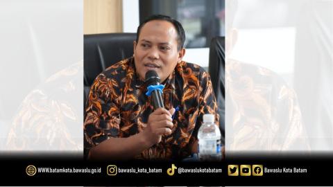  Koordinator Divisi Hukum dan Penyelesaian Sengketa Bawaslu Kota Batam, Jazuli, saat menanggapi pemaparan materi dalam Diskusi Asyik Bareng Bawaslu (DISERBU), Rabu (14/10/2026).