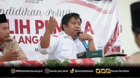 Koordinator Divisi Pencegahan, Partisipasi Masyarakat, dan Humas Bawaslu Kota Batam, Zainal Abidin, saat menjadi narasumber dalam kegiatan Pendidikan Politik Pemilih Pemula bagi Kalangan Pelajar di MA dan Ulya Darul Falah Batam, Rabu (28/10/2026).
