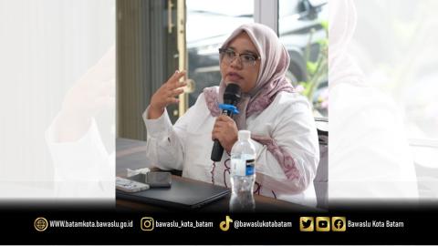 Koordinator Divisi SDM, Organisasi dan Diklat Bawaslu Kota Batam, Ully Yushariyen Damanik, saat menanggapi materi dalam Diskusi Asyik Bareng Bawaslu (Diserbu) Seri ke-13 di ruang rapat Kantor Bawaslu Kota Batam, Rabu (14/10/2026).