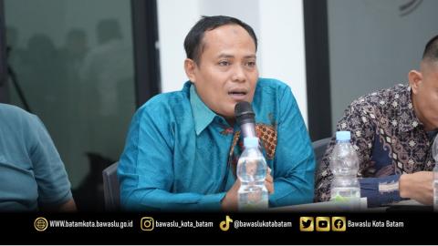 Koordinator Divisi Hukum dan Penyelesaian Sengketa Bawaslu Kota Batam, Jazuli, saat menghadiri Silaturahmi dan Koordinasi Lanjutan terkait Pengawasan Pemutakhiran Data Partai Politik Berkelanjutan Tahun 2026 di Kantor DPD Partai NasDem Kota Batam, Jumat (16/10/2026).