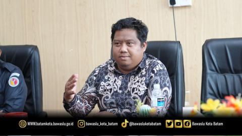 Koordinator Divisi Pencegahan, Partisipasi Masyarakat, dan Hubungan Masyarakat Bawaslu Batam, Zainal Abidin, dalam kegiatan Evaluasi Pelaksanaan Pengawasan Pemutakhiran Data Pemilih Berkelanjutan (PDPB), Senin (19/10/2026), melalui Zoom Meeting.