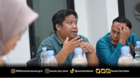 Koordinator divisi Pencegahan, Parmas dan Humas Bawaslu Batam, Zainal Abidin saat menghadiri Silaturahmi dan Koordinasi Lanjutan terkait Pengawasan Pemutakhiran Data Partai Politik Berkelanjutan Tahun 2026 di Kantor DPD Partai NasDem Kota Batam, Jumat (16/10/2026).