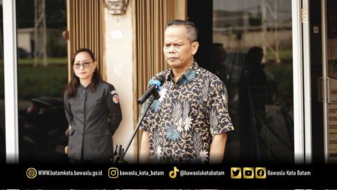 Koordinator Divisi Penanganan Pelanggaran, Data, dan Informasi Bawaslu Kota Batam, Syailendra Reza, saat menjadi pembina apel pagi di lingkungan Bawaslu Kota Batam, Senin (19/10/2026).