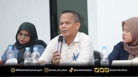 Koordinator Divisi Penanganan Pelanggaran, Data dan Informasi Bawaslu Kota Batam, Syailendra Reza, dalam kegiatan Silaturahmi dan Koordinasi Lanjutan terkait Pengawasan Pemutakhiran Data Partai Politik Berkelanjutan Tahun 2026 di Kantor DPD Partai NasDem Kota Batam, Jumat (16/10/2026).