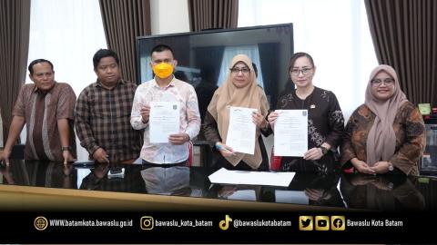 Bawaslu Kota Batam menandatangani nota kesepahaman (Memorandum of Understanding/MoU) dan perjanjian kerja sama (PKS) dengan SMA Negeri 3 Batam di ruang rapat sekolah, Kamis (22/10/2026).