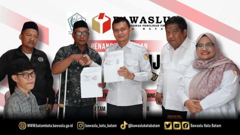 Ketua Bawaslu Batam Antonius beserta anggota dan Ketua Perkumpulan Penyandang Disabilitas Indonesia Batam Jahmunir bersama jajaran pengurus saat penandatanganan naskah Memorandum of Understanding (MoU)