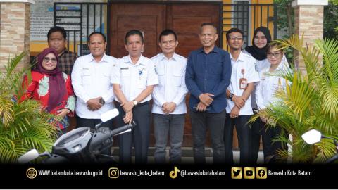 Ketua dan Anggota Bawaslu Kota Batam bersama Kepala SMA Negeri 20 Batam serta jajaran berfoto bersama usai audiensi terkait rencana kerja sama dan pelaksanaan program Bawaslu Goes to School sebagai upaya memperkuat pendidikan demokrasi bagi pemilih pemula (7/10/2026).