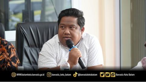 Zainal Abidin saat menanggapi materi mediasi dalam Diskusi Asyik Bareng Bawaslu (DISERBU) yang diselenggarakan Bawaslu Kota Batam di ruang rapat kantor Bawaslu Kota Batam, Rabu (14/10/2026).