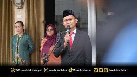 Ketua Bawaslu Batam, Antonius menekankan bahwa patriotisme tidak hanya diwujudkan melalui kecintaan kepada tanah air, tetapi juga melalui tanggung jawab dalam menjalankan tugas sebagai aparatur pengawas pemilu saat menjadi pembina upacara peringatan Hari Sumpah Pemuda ke-98 di lingkungan Bawaslu Kota Batam, Rabu (28/10/2026).