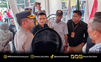 Ketua Bawaslu Kota Batam saat melakukan wawancara setelah pendaftaran Bapaslon