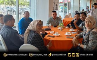 Ketua Bawaslu Kota Batam (tengah) saat berkoordinasi dengan Panwaslu Kecamatan sebelum penetapan DPT