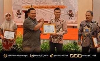 Ketua Bawaslu Kota Batam Saat Menerima Penghargaan Dari Ketua Bawaslu Kepulauan Riau