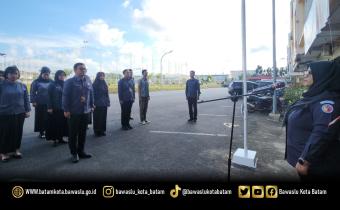 Anggota Bawaslu Kota Batam Ully YUshariyen Damanik Saat Menjadi Pembina Apel