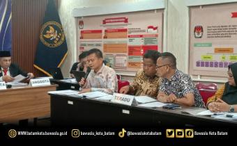 Ketua Bawaslu Kota Batam Antonius Itoloha Gaho saat memberikan keterangan pada Sidang dugaan pelanggaran kode etik